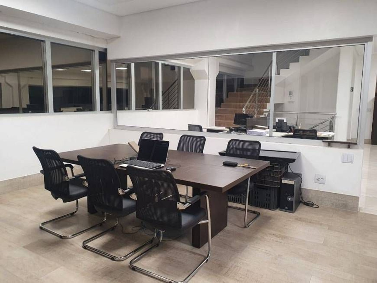 Este galpão industrial em Itatiba é a escolha perfeita para o sucesso do seu negócio. Com uma área construída de 2.400m², sendo 1.800m² de área fabril e 600m² de escritório, esta propriedade oferece tudo o que você precisa para prosperar.